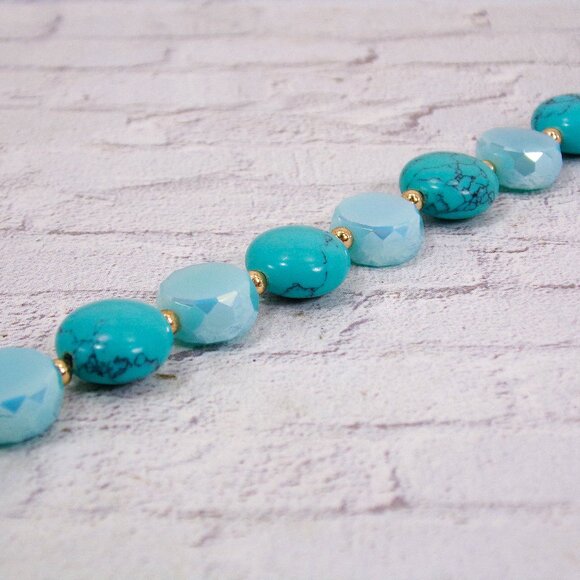 Turquoise color bracelet with turquoise stones, glass beads and small gold beads - Picture 7 of 12